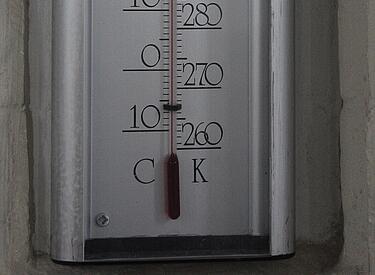 Ein Thermometer mit Skalen für Celsius und Kelvin