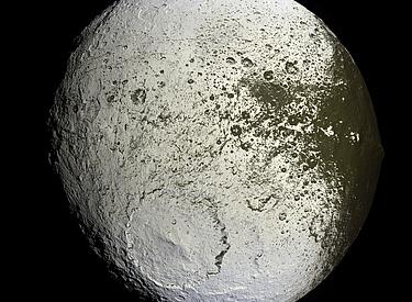 Blick auf die helle Hemisphäre des Saturnmondes Iapetus